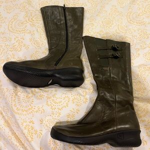 Keen mid-calf zip up boots. Gray in color.